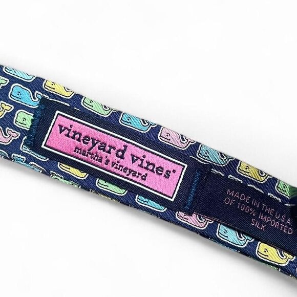 100% Silk Classic VV Whale Print Bow-Tie - Picture 4 of 8